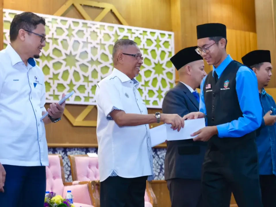 3,010 Calon Peperiksaan Awam Malaysia Di Kemaman Terima Bantuan