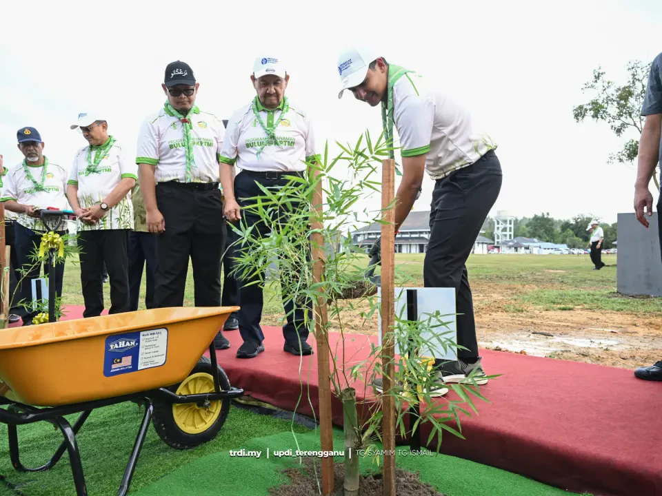  Program penanaman buluh siri ke – 2, di Dewan KoLek 2, The Payang Scout Hotel , Kem Pengakap Tengku Muhammad Ismail , Kuala Nerus, Terengganu