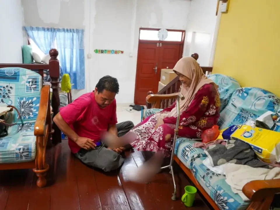 Tidak Kerja, Tidak Kahwin, Anak Setia Di Sisi Ibu Sakit