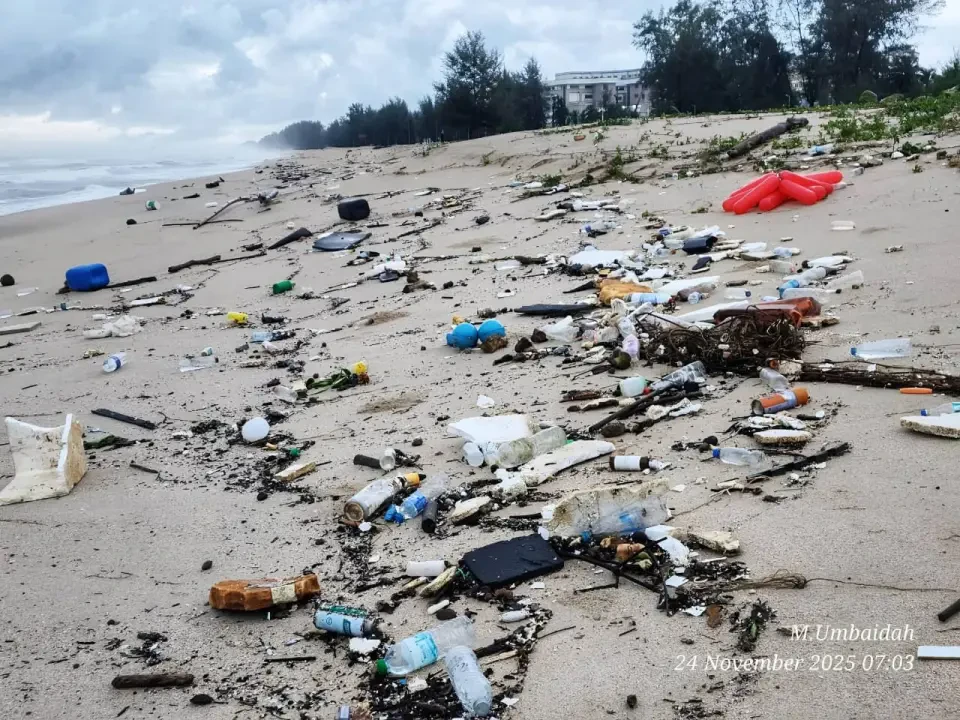 Sampah Negara Luar ‘Serang’ Pantai Terengganu - Geng Plastik Ija