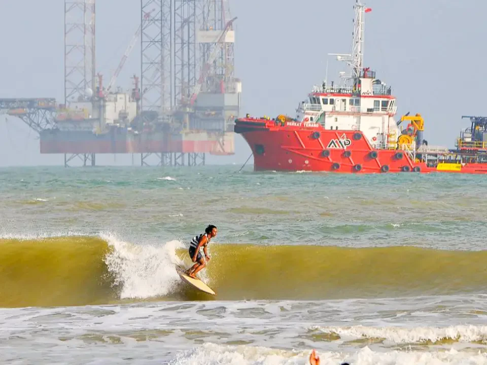 Teluk Kalong Makin Popular Sebagai Destinasi Surfing Musim Tengkujuh