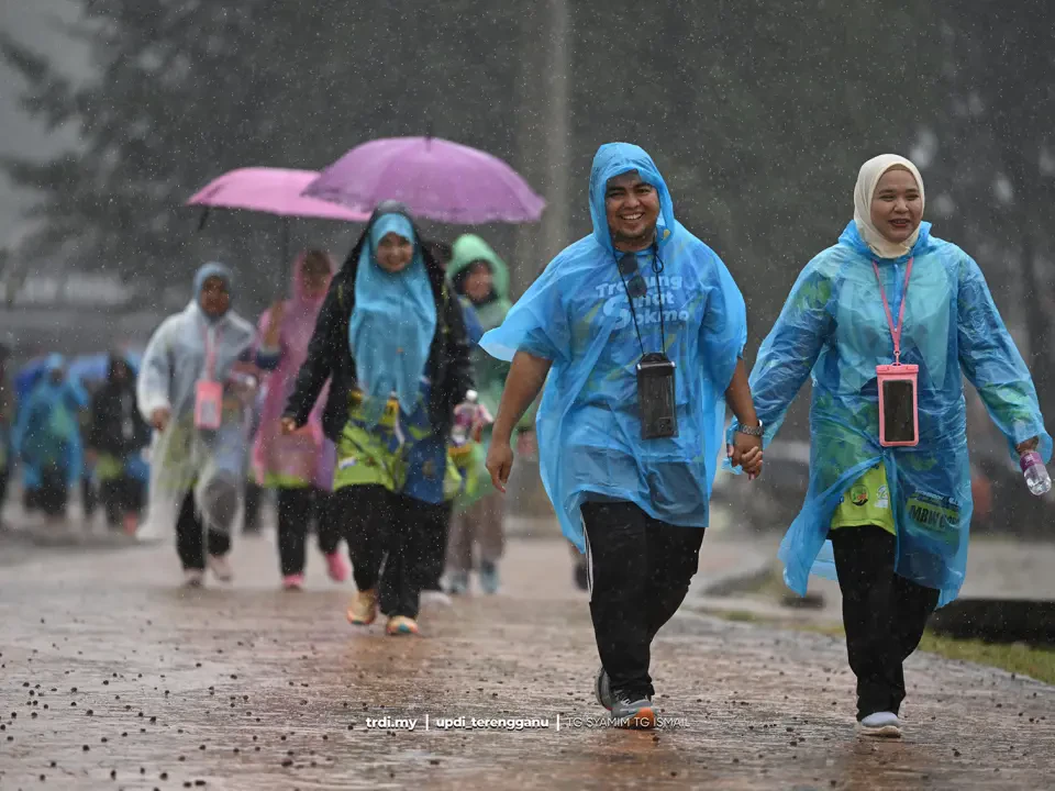 2,000 Sertai Monsoon Brisk Walk 2025
