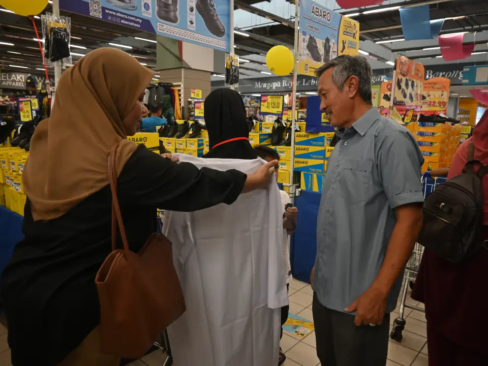 100 Asnaf Terima Bantuan Sekolah 