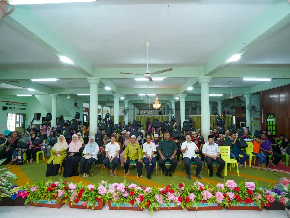 100 Anak Asnaf DUN Manir Ceria Terima Kelengkapan 'Back To School'