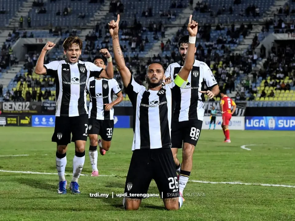 Sang Penyu Berjaya 'Tambat' Gergasi Merah