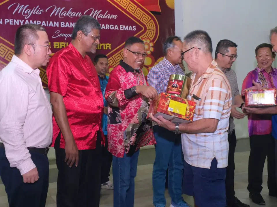 400 Warga Emas DUN Cukai Terima Sumbangan Sempena Tahun Baru Cina