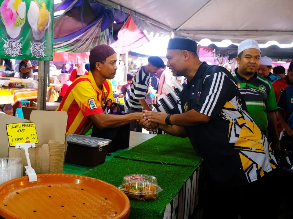 185 Peniaga Bazar Ramadan Pasar Manir Terima Sumbangan PKM Manir