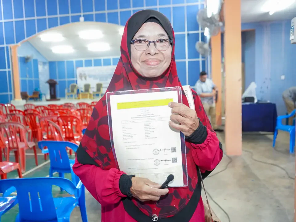 Air Mata Syukur Iringi Detik Penyerahan Geran Hak Milik Tanah