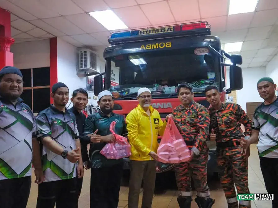 ADUN Kota Putera Edar 150 Bungkus Sahur, Santuni Petugas Syif Malam