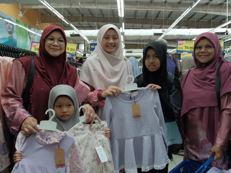 YB, Anak Syarikat Belanja Keluarga B40 Baju Raya
