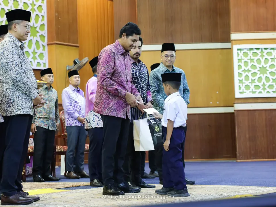 Sentuhan Kasih Diraja : 300 Pelajar Terima Kurniaan Hari Raya