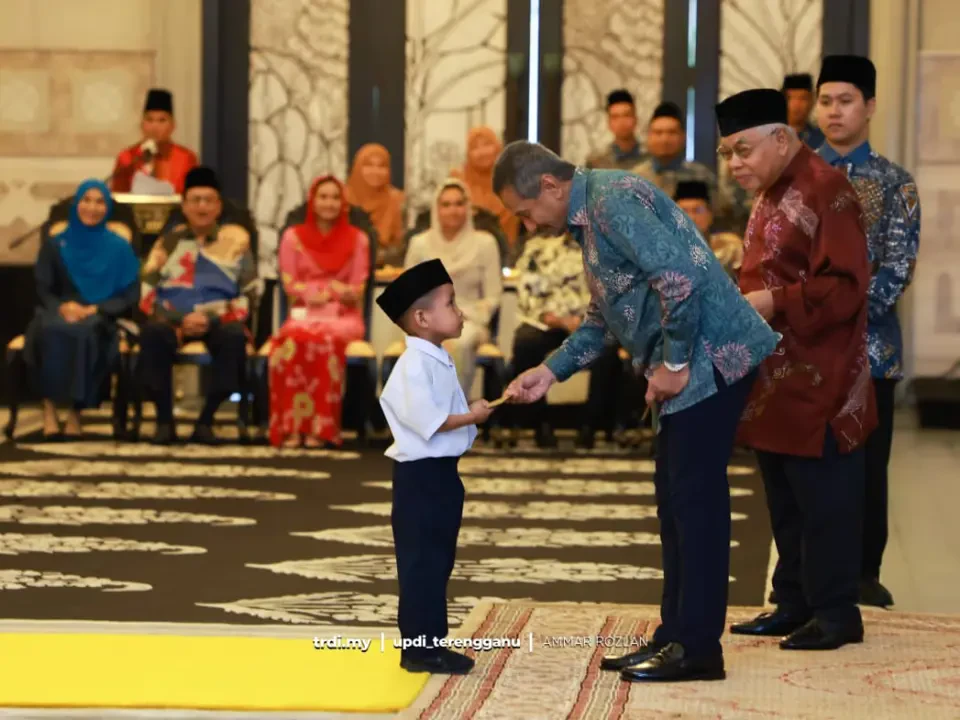 Sultan Terengganu Kurnia Bantuan Aidilfitri Kepada Fakir Miskin, Pelajar