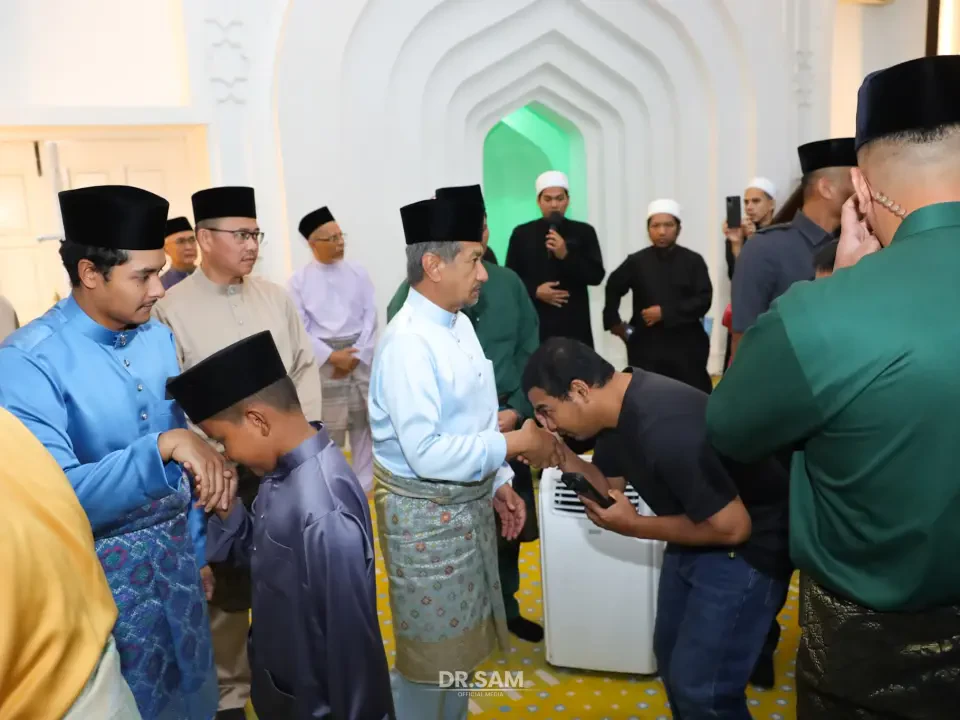 Sultan Terengganu Berangkat Menunaikan Solat Sunat Aidilfitri Di Masjid Al-Muktafi Billah Shah 