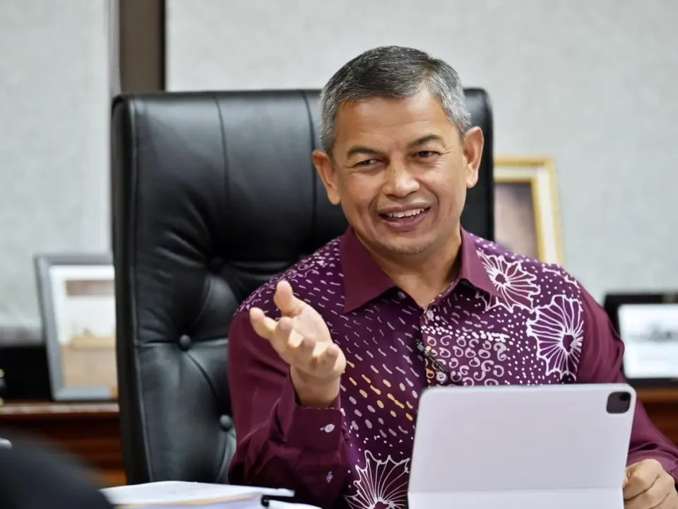 Tuntutan RM1.43 bilion LPT2 ditolak: 'Kaedah mana PMX guna?' soal Dr Azman