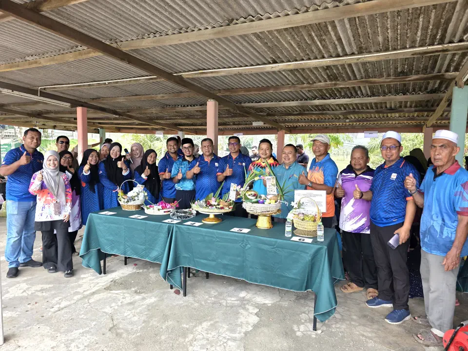 Gotong-Royong Bubur Asyura Semarakkan Muharam di Felda Chalok Barat