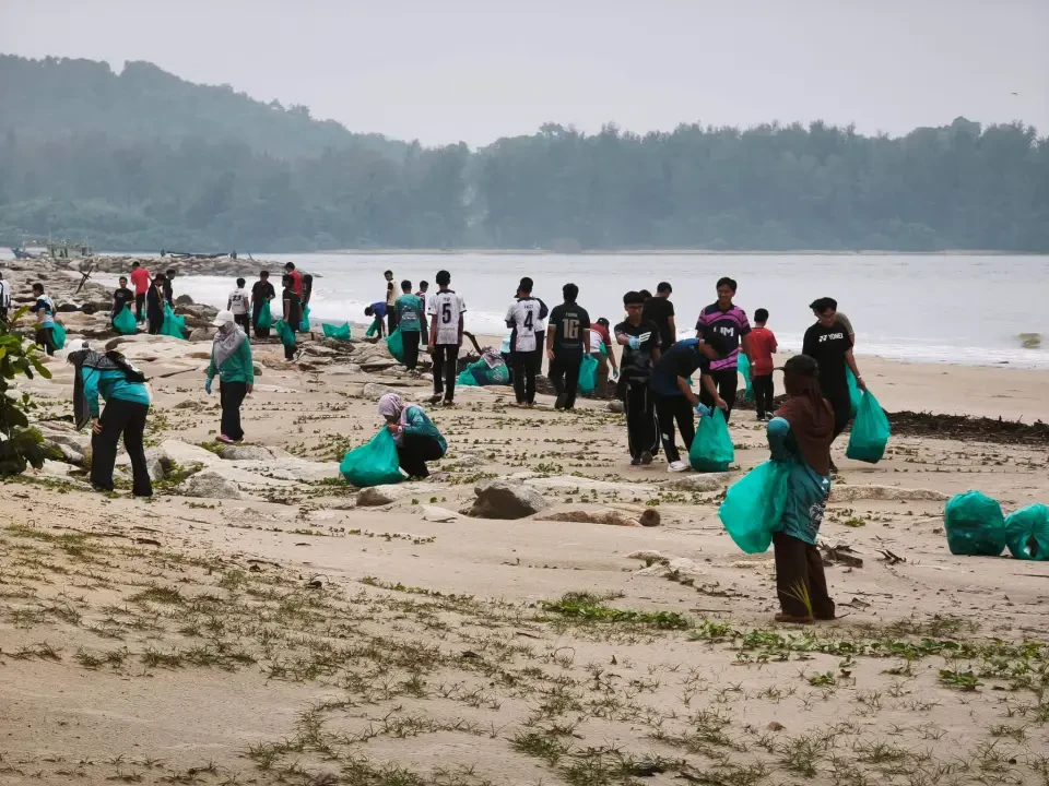 Pantai Kuala Kemaman Diserbu 73 Sukarelawan, 212Kg Sampah Berjaya Dikumpul
