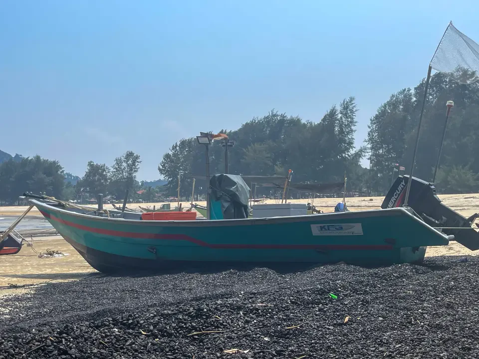 Sisa Arang Batu Jadi Perhatian, Pembersihan Pantai Teluk Kalong Bermula Hari Ini