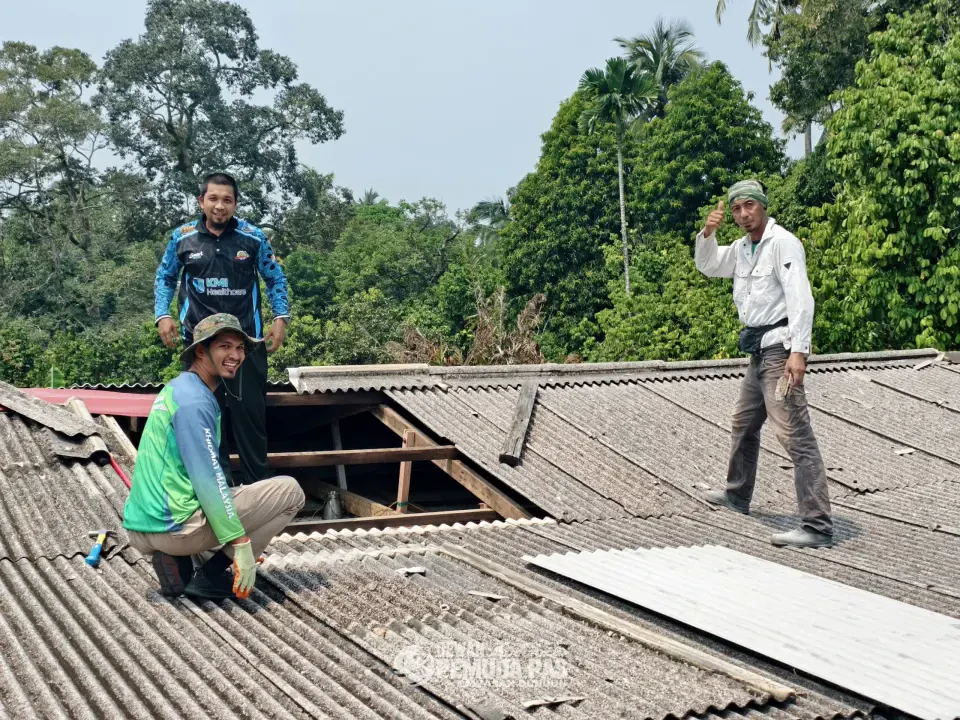 Gotong-royong Pasang Atap Ringankan Beban Mangsa Ribut