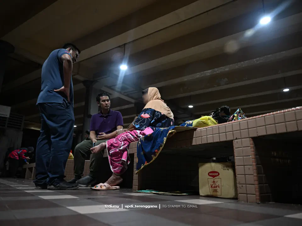 "Takut Tidur Seorang Diri Di Rumah Sebab Anak Kerja" - Gelandangan