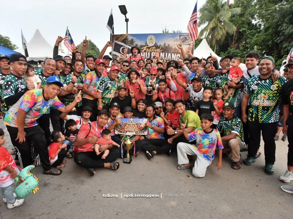 Sang Buaya Benam Lawan Di Laman Sendiri