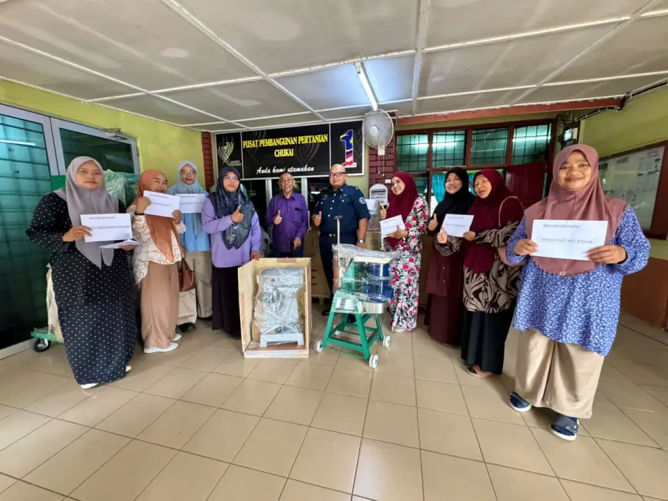 Noor Baizura Terharu Terima Bantuan Peralatan Industri Asas Tani